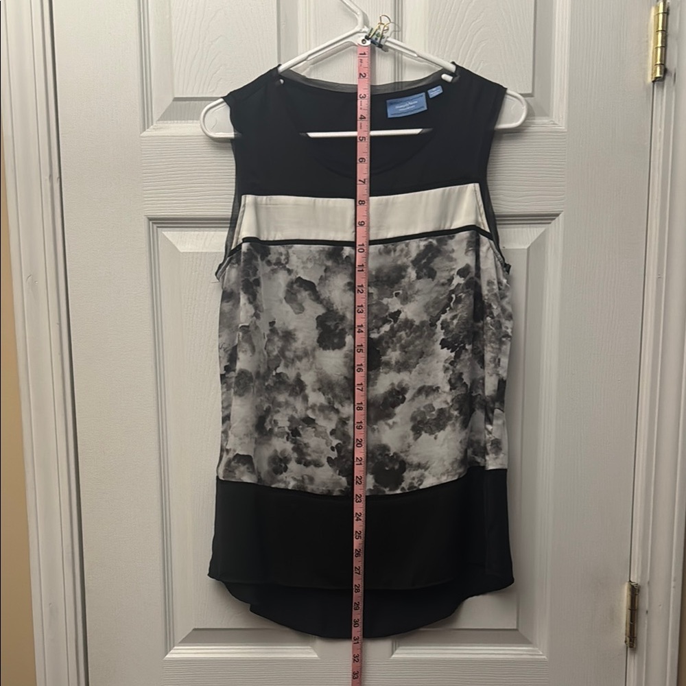 Women's Black and White Sleeveless Top